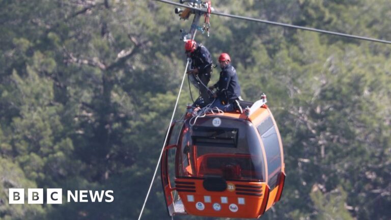 Dozens stranded after fatal Turkey cable car crash