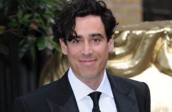 Stephen Mangan