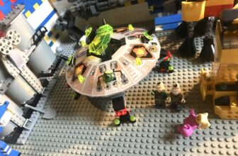 LEGO Classic Space: UFO land on hangar 501 on Krrr-station…