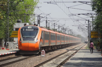Typical crossing at Shahabad | 20977 Ajmer-Chandigarh Vande …