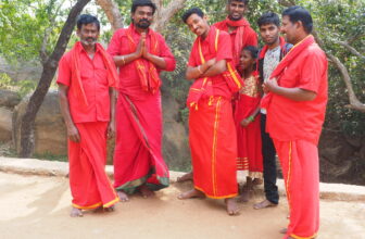 Mahabalipuram – Group of men