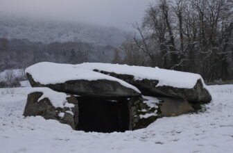 Dolmen « La Cave aux Fées » (Saint-Cergues, France)