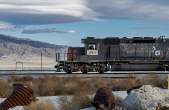 The Waiting Game | Trona Railway EMD SD40T-2 2005 idles as t…