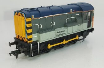 Bachmann 32-104 Class 08 Shunter 08653 in Railfreight Distribution Livery – MINT