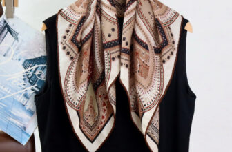 70% Cashmere 30% Silk Shawl 27” Neckerchief Scarf Bandanna totem Print wrap new