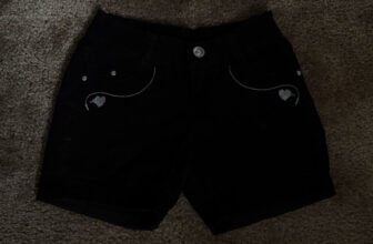 Jeans Women’s Black Solid Shorts Size S Regular w/ Pockets & Logo Accent