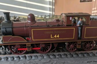 Rapido Trains 909501 L44 London Transport Livery E Class DCC Sound OO Gauge