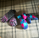 2 pairs of kids snow insulated gloves