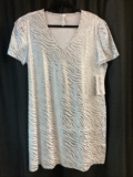 Lulu B XL V-neck Short Sleeve White And Silver Zebra Print Dress Upf50